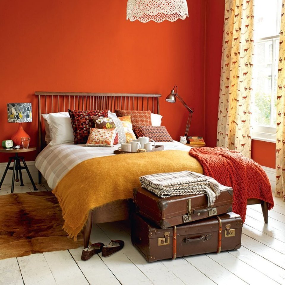 Phòng ngủ độc đáo với sơn màu đất nung
