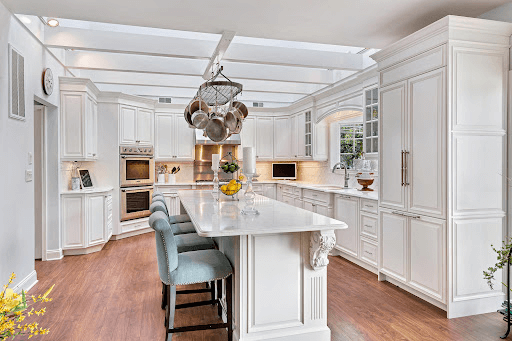 Sơn nội thất màu trắng tạo sự sang trọng, hiện đại cho không gian phòng bếp 